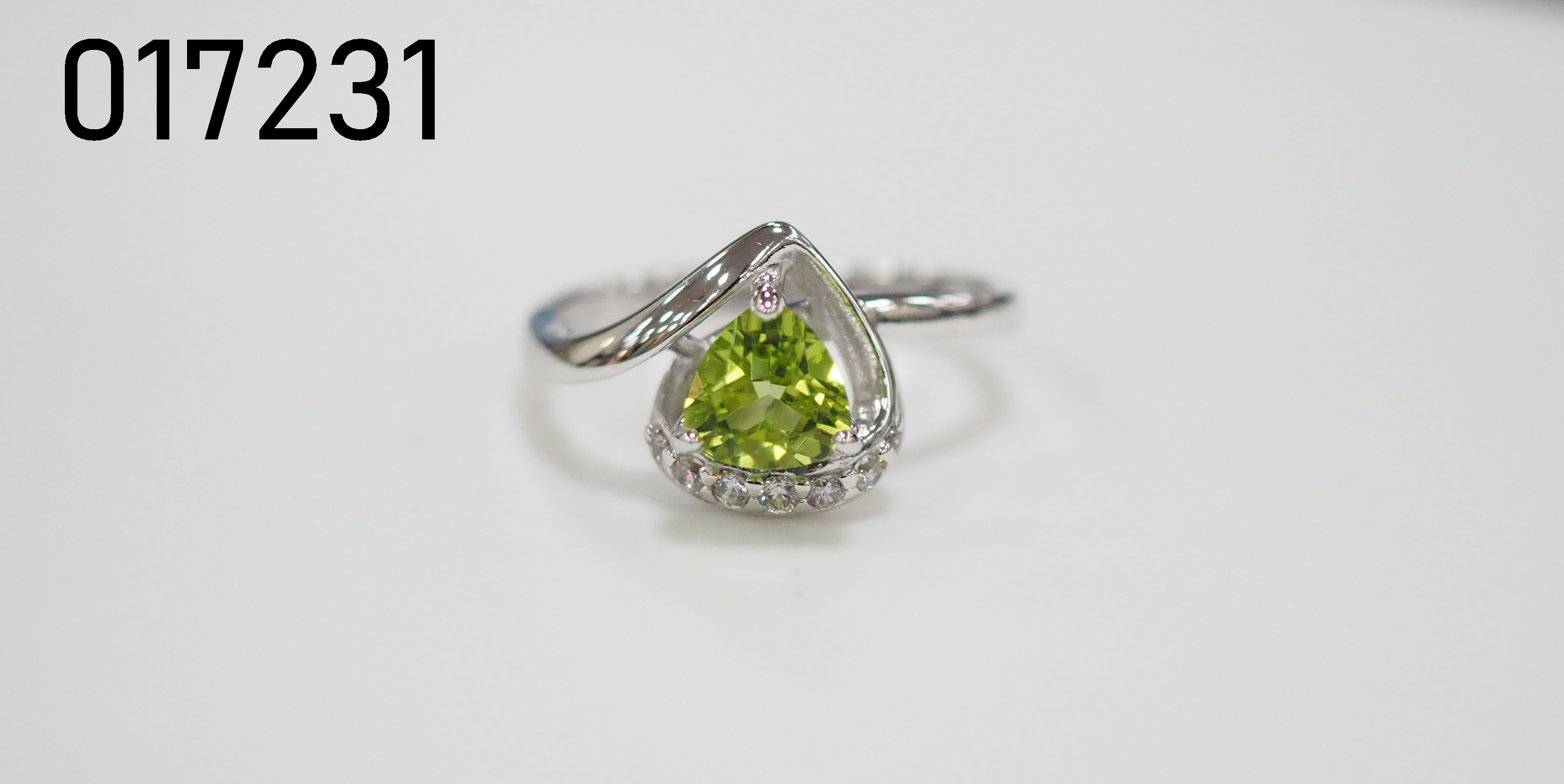 Серебряное кольцо 925 пробы; вставки 7 Фианит бесцв., 1 Хризолит;